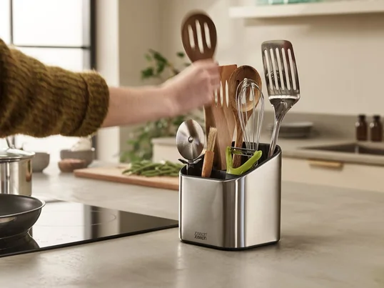 Allerlei Utensilien mit langen Griffen oder kleine Küchenhelfer wie Schäler können optimal gelagert werden. Je nach persönlicher Präferenz kann Surface ebenfalls im Badezimmer für Kosmetika genutzt werden.