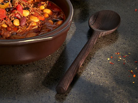 Der große Kochlöffel des dänischen Herstellers Rosendahl aus Thermo-Esche eignet sich optimal zum Servieren und sollte idealerweise per Hand gewaschen werden.