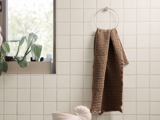 Der Handtuchhalter von Ferm Living in Chrom ist das ideale Accessoire für jedes Badezimmer und hält mit einem Durchmesser von 20,5 cm selbst schwere und große Handtücher.
