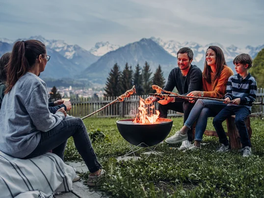 Die Feuerschale verfügt über eine herausnehmbare Brennschale. Diese schützt den Boden der Schale vor Hitze, ermöglicht eine ideale Sauerstoffversorgung des Feuers und erleichtert die Reinigung der Schale.