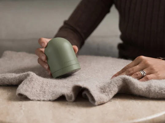 Der Fusselrasierer Pilo 2 aus dem Hause Steamery bietet das perfekte Gleichgewicht zwischen Funktion und Ästhetik. Der Fusselrasierer ist sanft zu den Textilien, gleichzeigt dennoch effektiv genug um Fussel und Knötchen zu entfernen.