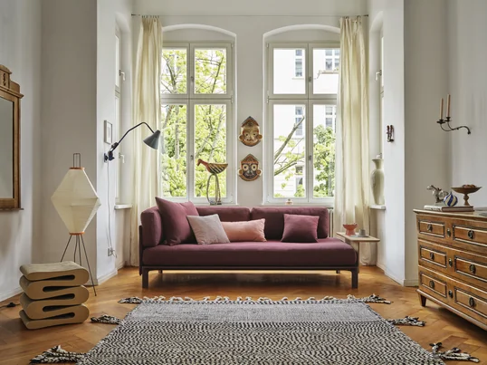 Das Anagram-Sofa ist gemütlich.