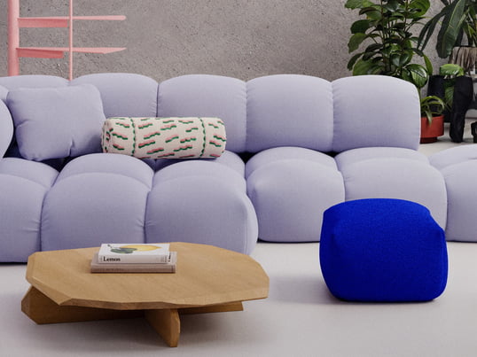 Der Trend schlechthin: Das Sander Sofa mit Pouf von Objekte unserer Tage findest du in den Wohnzimmern 2025.