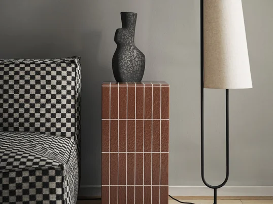 Der Pillar Sockel von Ferm Living ist eine schlanke und vielseitige Ergänzung für die Wohnkultur, die mühelos Form und Funktion kombiniert. Der elegante Säulenständer wurde entwickelt, um die Ästhetik des Wohnraums zu verbessern und gleichzeitig eine stilvolle Plattform für die Lieblingsdekorationsgegenstände zu bieten.