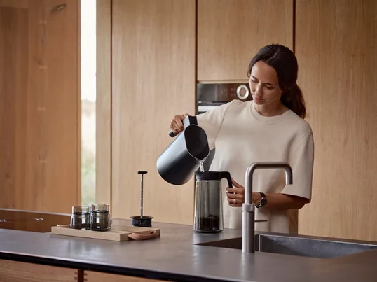 Mit der Pressfilterkanne bringst du nicht nur Nostalgie in deinem Alltag, sondern schaffst dir auch kleine Momente, um einfach mal inne zu halten und deinen Tag zu entschleunigen!