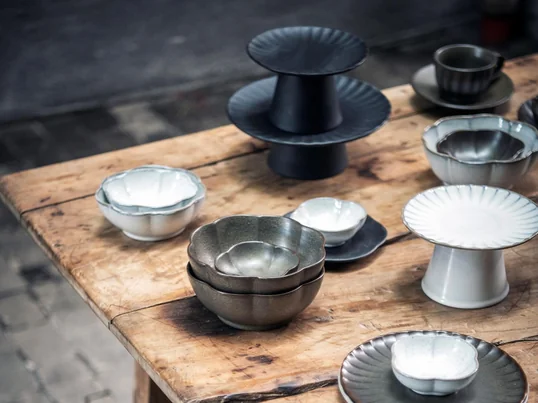 Inku Tableware by Sergio Herman von Serax ist eine Kollektion, die kulinarisches Know-How mit künstlerischem Handwerk vereint. In Zusammenarbeit mit dem renommierten Küchenchef Sergio Herman, schafft Serax eine Geschirrreihe, die Hermans Leidenschaft für innovative Aromen und tadellose Präsentation verkörpert.