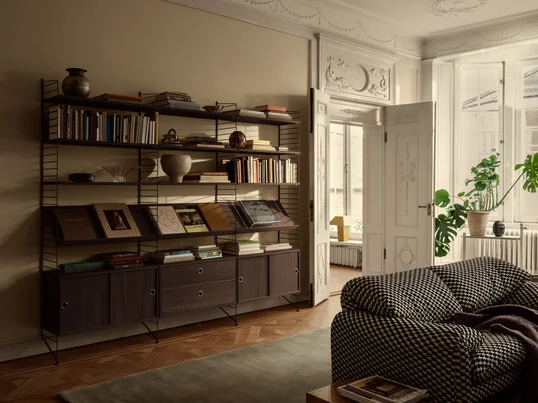 Die neue Ausführung des String Regalsystems in dunkler Eiche und dunkelbraun pulverbeschichtetem Stahl ist eine Weiterentwicklung des Systems, die den Trend dunkler Möbel aufgreift!