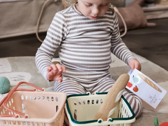 Mit dem Yummy Einkaufskorb von OYOY Mini kann dein Kind reale Alltagssituationen wie den Wocheneinkauf ganz real nachspielen und seiner Fantasie freien Lauf lassen!