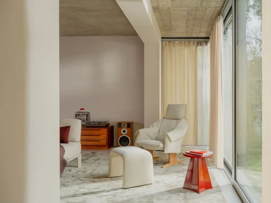 Dürfen wir vorstellen: der Bascule Lounge Chair von Vitra. Zwei junge Designerinnen aus Berlin haben einen Sessel entworfen, der wippt statt nur zu kippen – dank eines federnden Mechanismus, der sich jeder Sitzposition anpasst.