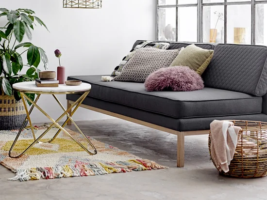 Teppich von Bloomingville, L 150 x W 90 cm in multi-color vor dem Sofa