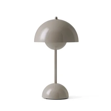 Die Flowerpot Akku-Tischleuchte VP9 von &Tradition in graubeige