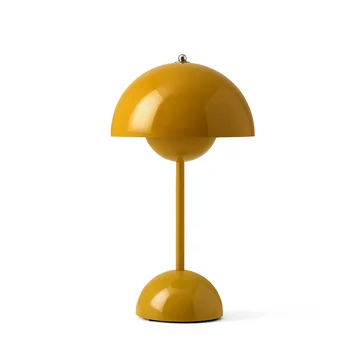 Die Flowerpot Akku-Tischleuchte VP9 von &Tradition in senf