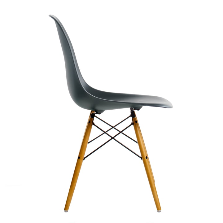 Eames Plastic Side Chair DSW von Vitra in Ahorn gelblich / basic dark
