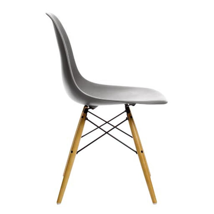 Eames Plastic Side Chair DSW von Vitra in Ahorn gelblich / basalt