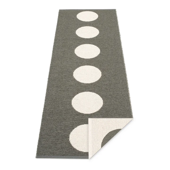 Vera Wendeteppich 70 x 225 cm von Pappelina in Charcoal / Vanilla