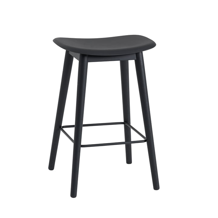 Fiber Barhocker Wood Base H 65 cm von Muuto in schwarz