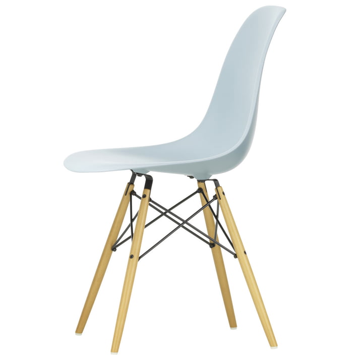 Eames Plastic Side Chair DSW von Vitra in Ahorn gelblich / eisgrau