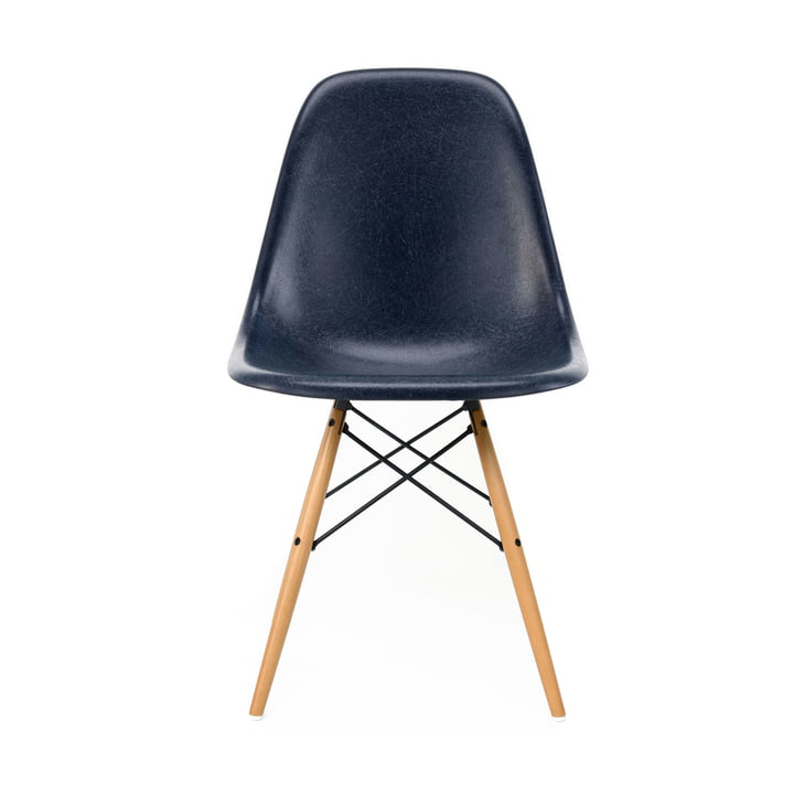 Eames Fiberglass Side Chair DSW von Vitra in Ahorn gelblich / Eames navy blue