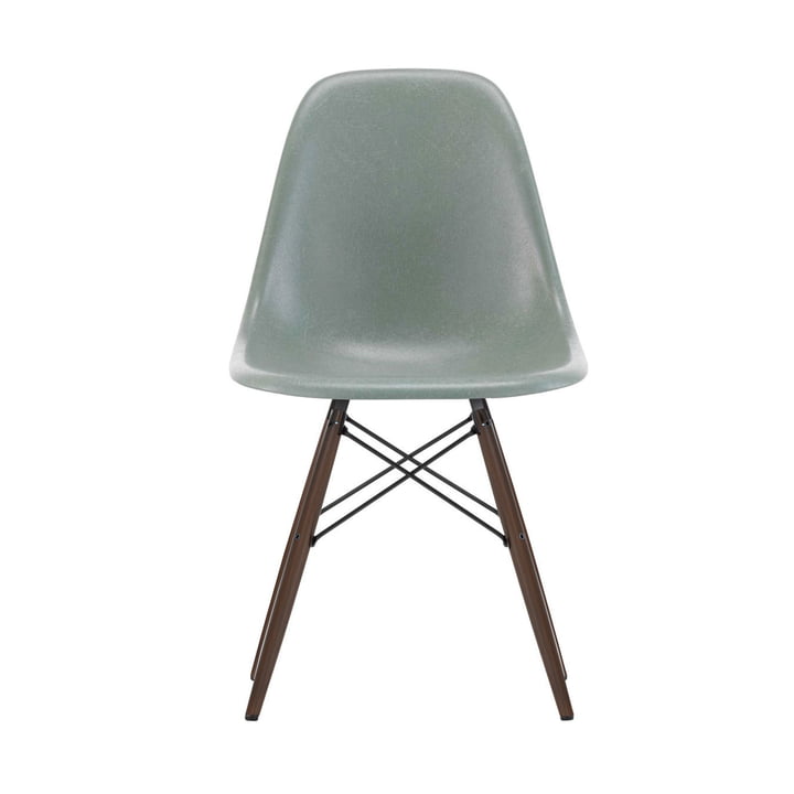 Eames Fiberglass Side Chair DSW von Vitra in Ahorn dunkel / Eames sea foam green