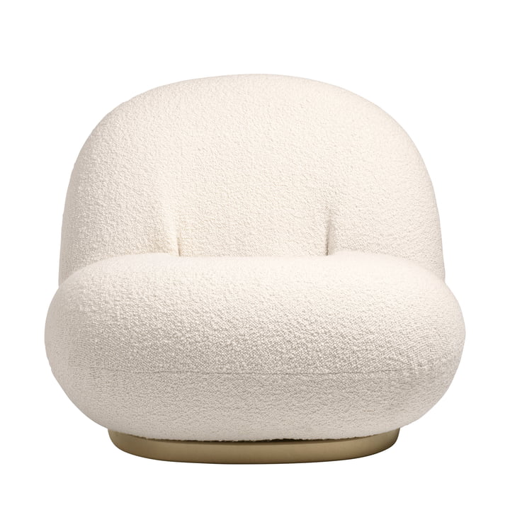 Pacha Lounge Chair von Gubi in pearl / gold in der Frontansicht.