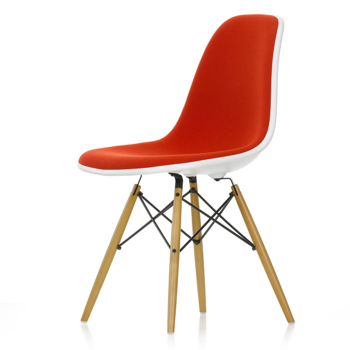 Eames Plastic Side Chair DSW (H 43 cm) von Vitra in Ahorn gelblich / weiß, Vollpolster Hopsak rot/cognac (96), Filzgleiter weiß