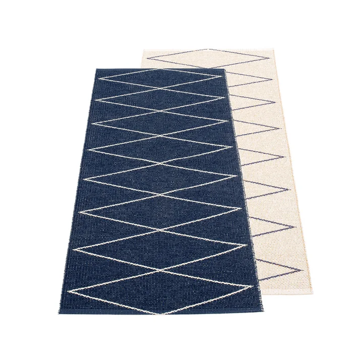 Max Wendeteppich, 70 x 160 cm in dark blue / vanilla von Pappelina
