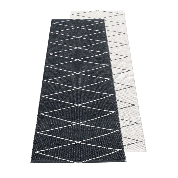 Max Wendeteppich, 70 x 240 cm in black / vanilla von Pappelina
