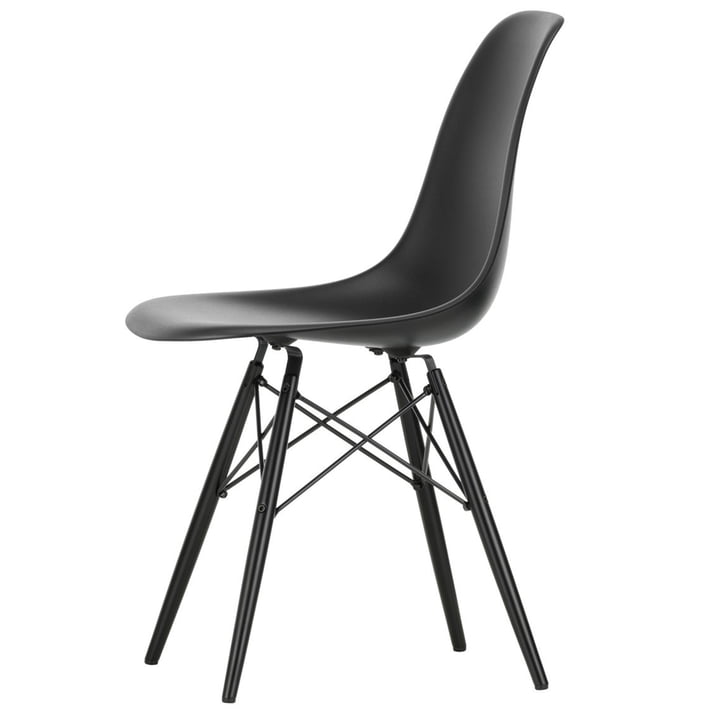 Eames Plastic Side Chair DSW von Vitra in Ahorn schwarz / tiefschwarz