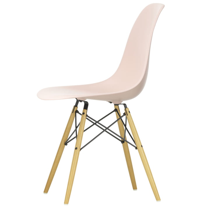 Eames Plastic Side Chair DSW von Vitra in Ahorn gelblich / zartrosé