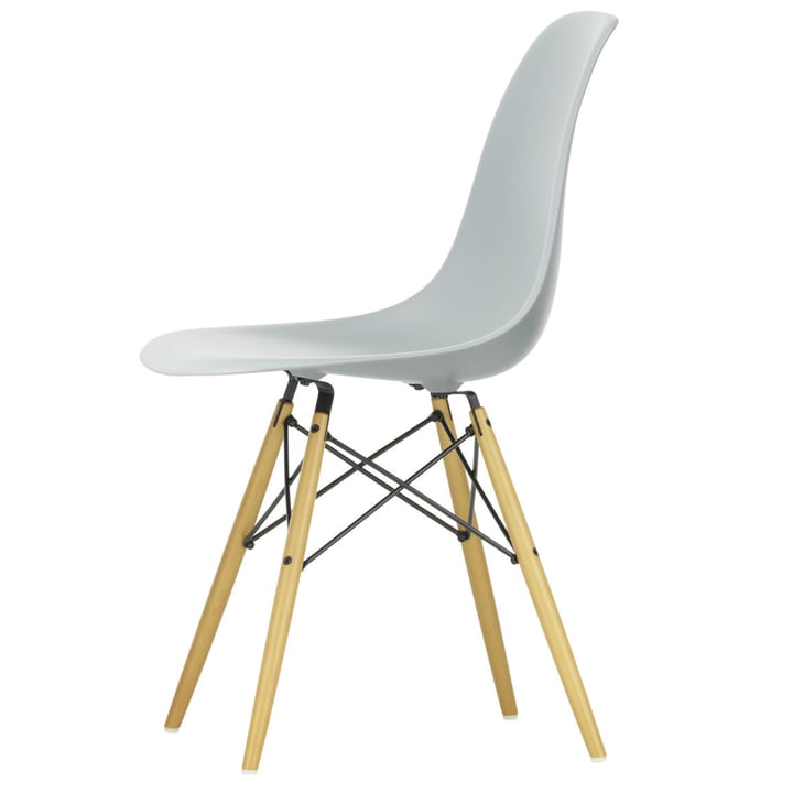 Eames Plastic Side Chair DSW von Vitra in Ahorn gelblich / hellgrau