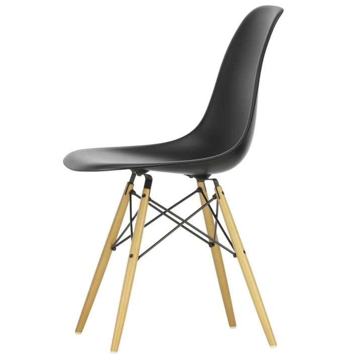Eames Plastic Side Chair DSW von Vitra in Ahorn gelblich / tiefschwarz