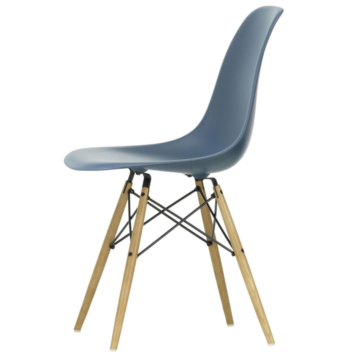 Eames Plastic Side Chair DSW von Vitra in Esche honigfarben / meerblau