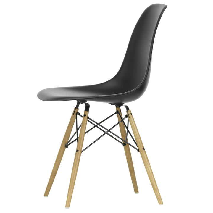 Eames Plastic Side Chair DSW von Vitra in Esche honigfarben / tiefschwarz