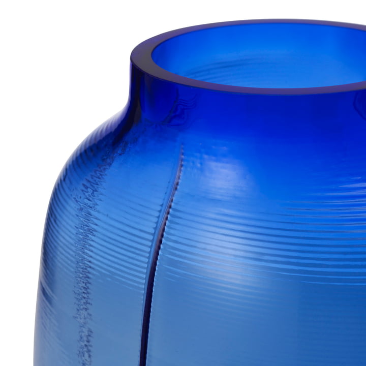 Step Vase H 23 cm in blau von Normann Copenhagen im Detail
