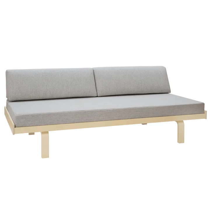 Artek – Daybed 710, 90 x 200 cm mit Matratze und 2 Rückenkissen, Birke klar lackiert / Bezug Hallingdal 65 hellgrau (110)