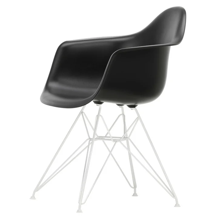 Eames Plastic Armchair DAR von Vitra in weiß / tiefschwarz (Filzgleiter weiß)