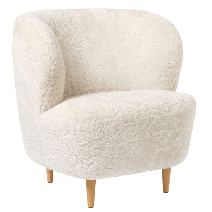 Stay Lounge Chair small von Gubi in Eiche matt lackiert / Sheepskin Curly (02 off white)