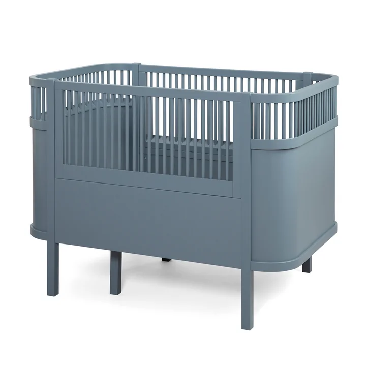 Das Sebra Bett Baby & Junior von Sebra in forest lake blue