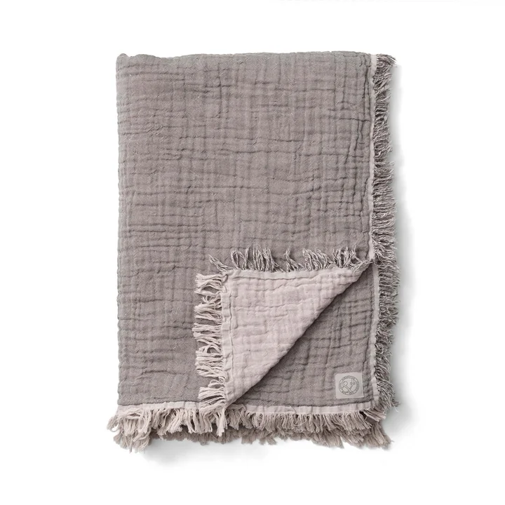 Die Collect SC33 Tagesdecke von &Tradition in cloud / slate