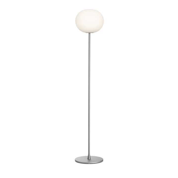 Die Glo Ball F 2 Stehleuchte von Flos in silber matt
