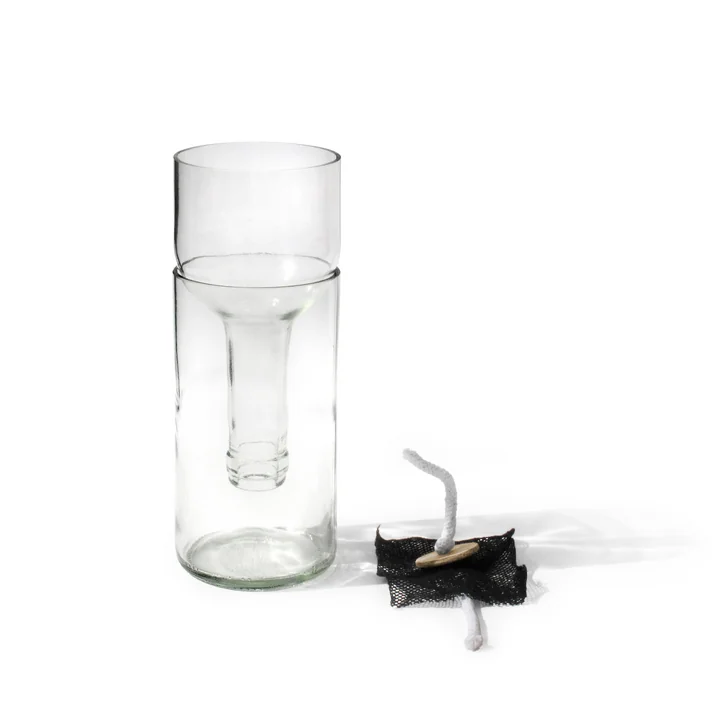 Der Self Watering Bottle Blumentopf von side by side bewässert Pflanzen automatisch