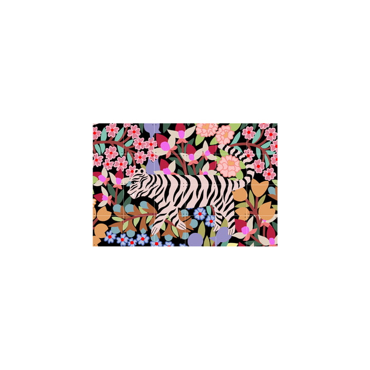 Das Tiger in Flowers Wandbild von IXXI wird ohne Bohren aufgehangen