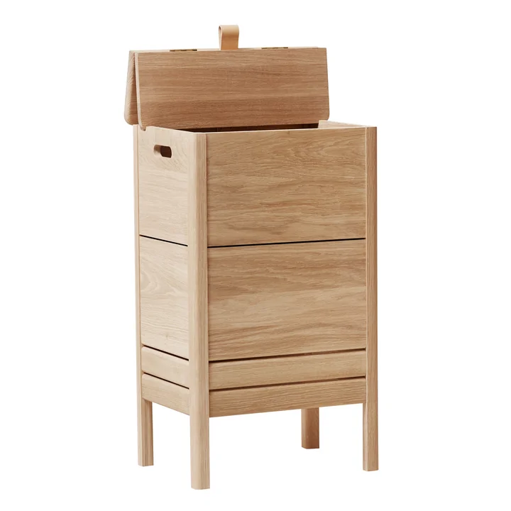 Wäschekasten mit offenstehendem Deckel