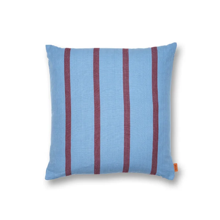 Grand Kissen 50 x 50 cm von Ferm Living in blau / burgund