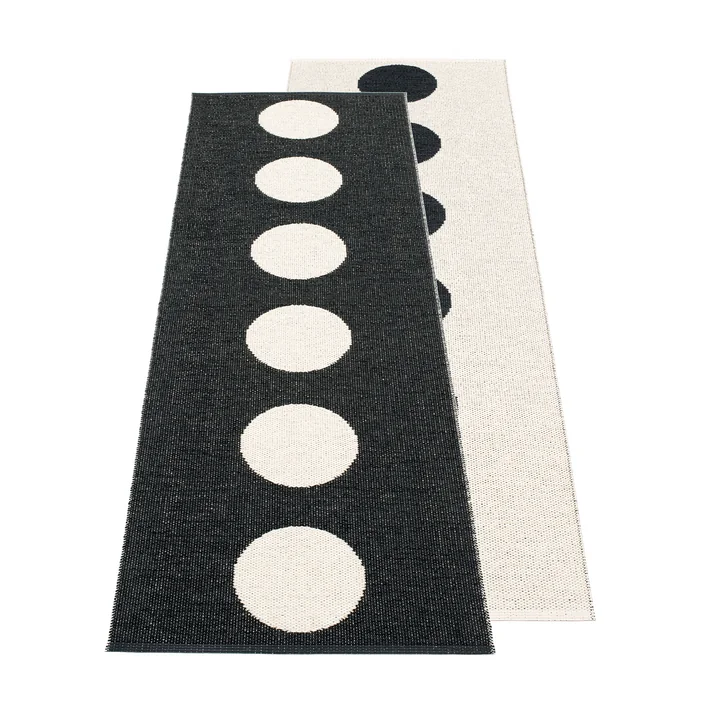 Vera Wendeteppich, 70 x 225 cm von Pappelina in black / vanilla