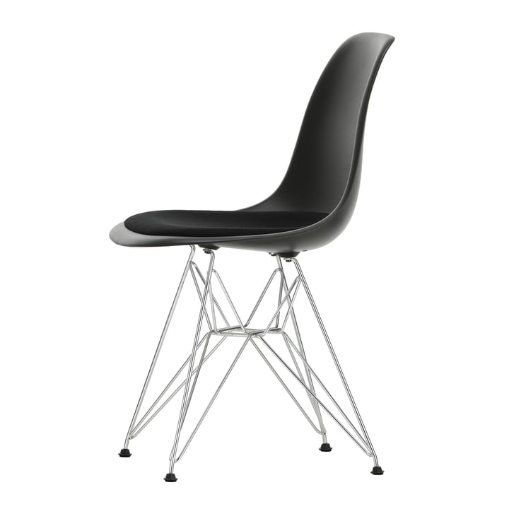 Eames Plastic Side Chair DSR mit Sitzpolster von Vitra in verchromt / tiefschwarz (Filzgleiter basic dark)