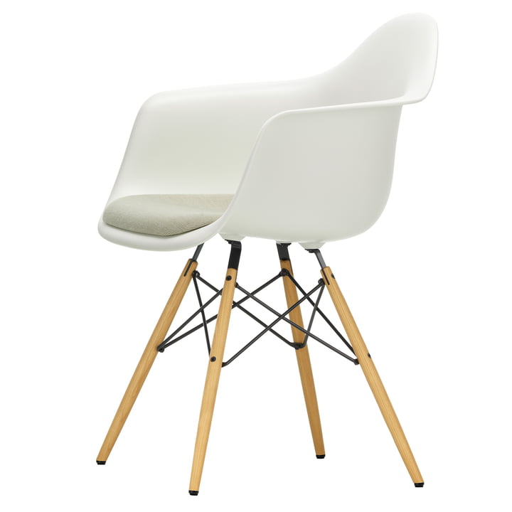 Eames Plastic Armchair DAW mit Sitzpolster von Vitra in Esche honigfarben / weiß (Filzgleiter basic dark)