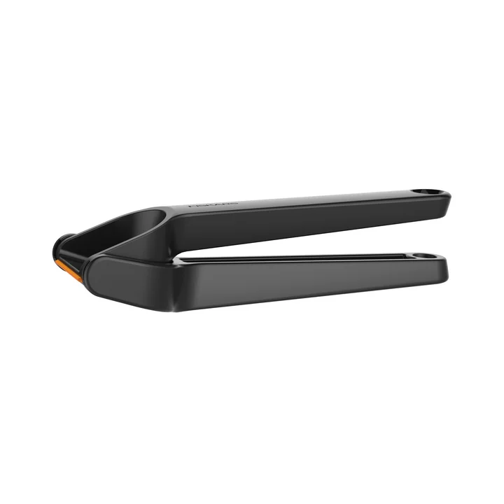 Functional Form Knoblauchpresse von Fiskars in schwarz