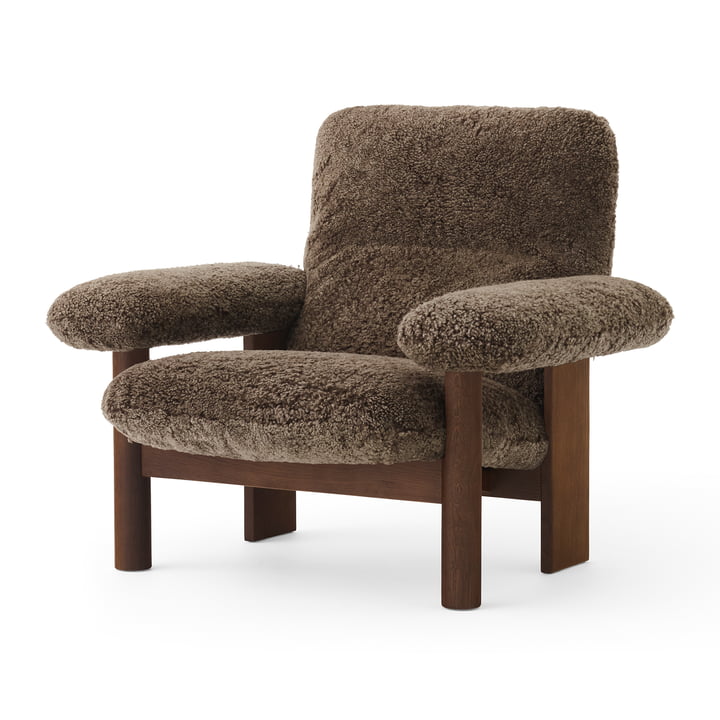 Menu - Brasilia Lounge Chair, Eiche dunkel / Schafsfell