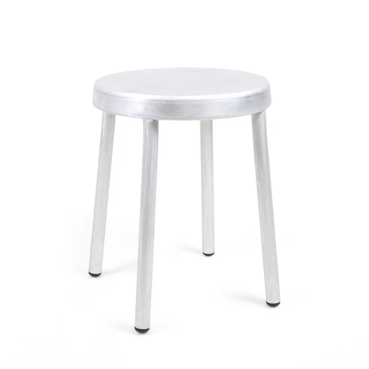 Der Tasca Hocker von Frama in der Ausführung Aluminium